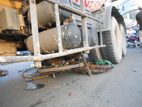 Một phụ nữ bị xe bồn cán tử vong