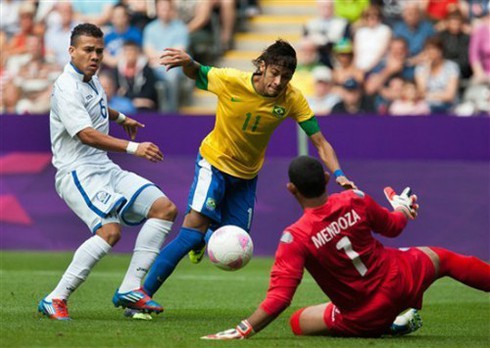 Brazil ngược dòng vào bán kết trong trận mưa thẻ