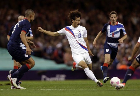 Ryan Giggs và đồng đội gục ngã trước Hàn Quốc trên chấm 11m