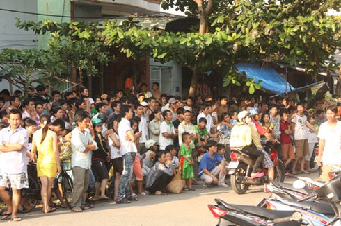 Hàng chục cảnh sát vây bắt nghi can bán ma túy cố thủ trong nhà