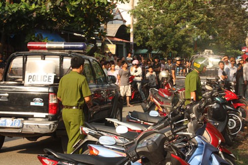 Hàng chục cảnh sát vây bắt nghi can bán ma túy cố thủ trong nhà