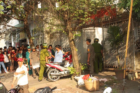 Hàng chục cảnh sát vây bắt nghi can bán ma túy cố thủ trong nhà