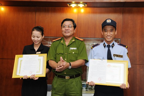 Đà Nẵng: Khen thưởng công dân bắt 3 người nước ngoài lừa mua kim cương