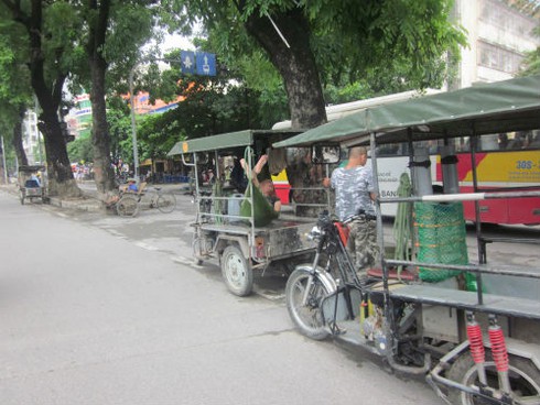 Xe 3 bánh tự chế `đói` khách