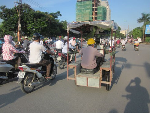 Xe 3 bánh tự chế `đói` khách