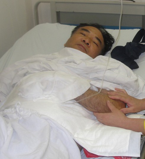 Một trung tá công an bị côn đồ chém đứt ngón tay