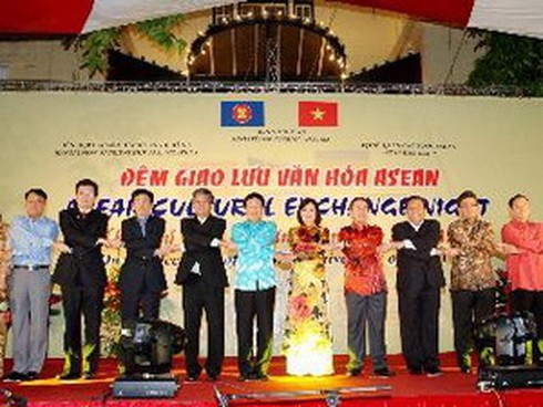 Kỷ niệm 17 năm ngày Việt Nam tham gia ASEAN