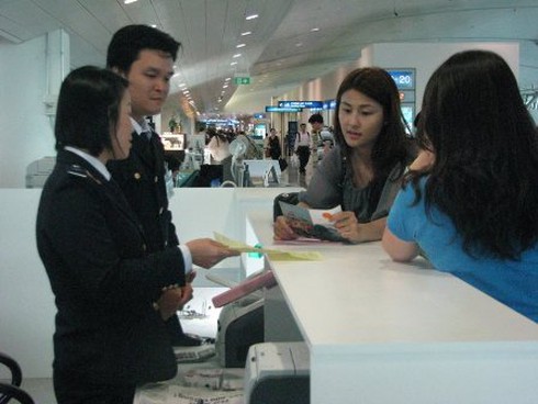 Hướng dẫn hoàn thuế bằng tiếng Việt, khách nước ngoài `ngẩn tò te`