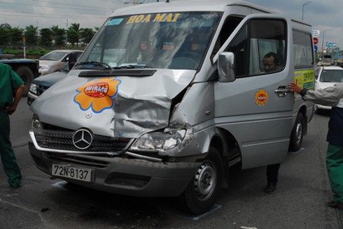 Bốn xế hộp `kẹp bánh mì` trong tai nạn liên hoàn