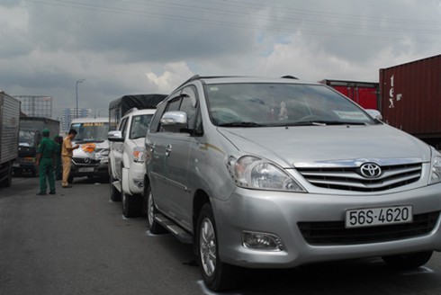 Bốn xế hộp `kẹp bánh mì` trong tai nạn liên hoàn