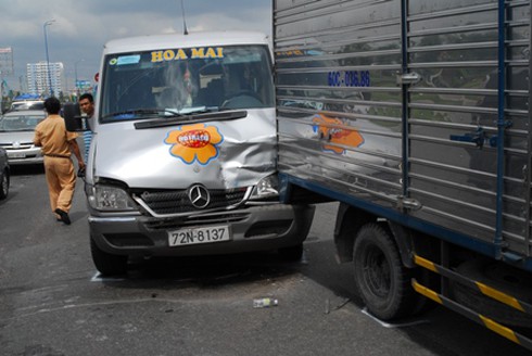 Bốn xế hộp `kẹp bánh mì` trong tai nạn liên hoàn