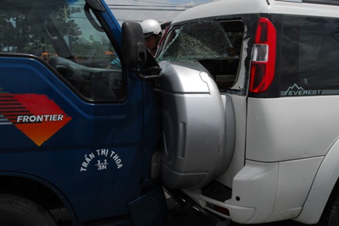 Bốn xế hộp `kẹp bánh mì` trong tai nạn liên hoàn