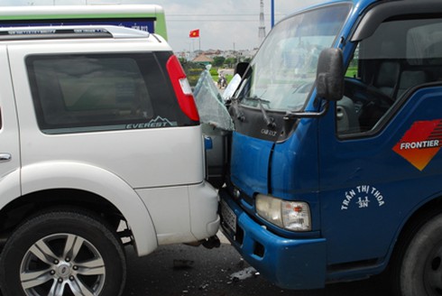 Bốn xế hộp `kẹp bánh mì` trong tai nạn liên hoàn
