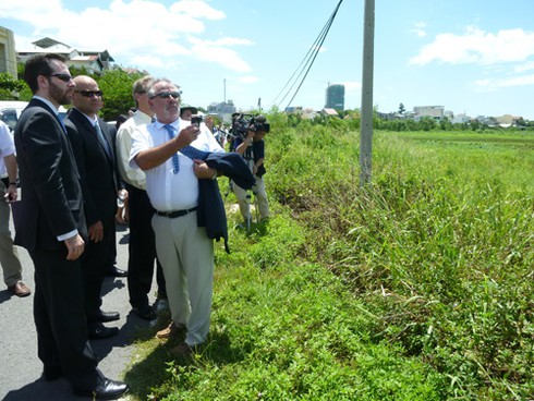 Sen vẫn nở trong điểm nhiễm độc dioxin cạnh sân bay Đà Nẵng