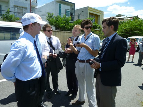 Sen vẫn nở trong điểm nhiễm độc dioxin cạnh sân bay Đà Nẵng