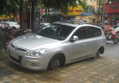 Nhiều xế hộp tại Hà Nội liên tiếp bị ‘vặt bánh xe’