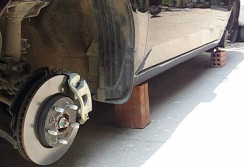 Nhiều xế hộp tại Hà Nội liên tiếp bị ‘vặt bánh xe’