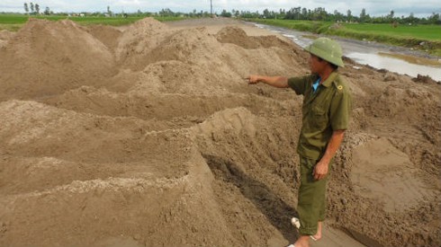 Phát hiện xác cô gái lõa thể, đứt bàn tay cạnh công trường