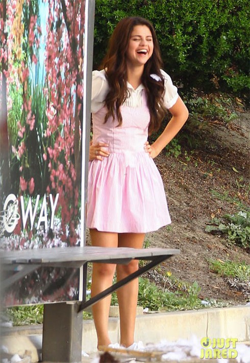 Selena Gomez hôn say đắm ‘phi công trẻ’