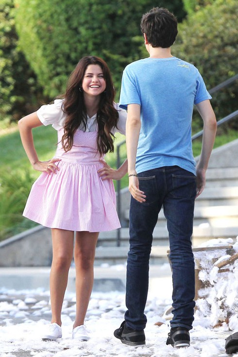 Selena Gomez hôn say đắm ‘phi công trẻ’