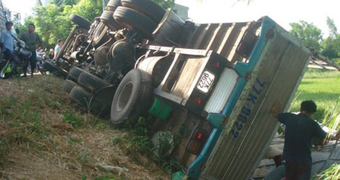 Xe tải lật nhào xuống ruộng, lại xảy ra...hôi của