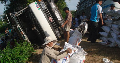 Xe tải lật nhào xuống ruộng, lại xảy ra...hôi của