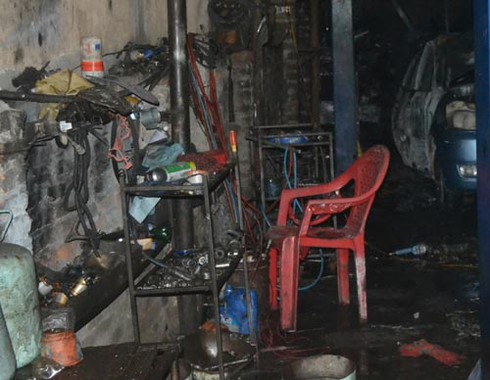 Nổ lớn, gara ô tô bị thiêu rụi