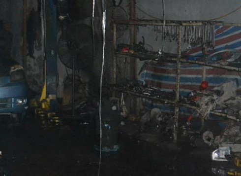 Nổ lớn, gara ô tô bị thiêu rụi