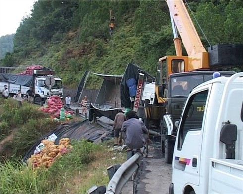 Thừa Thiên - Huế: Lật xe gây ách tắc Quốc lộ 1A nhiều giờ liền