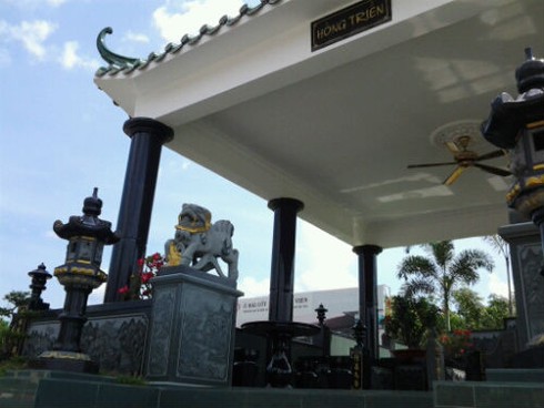 Ngôi mộ đặc biệt của 'bà bán bún nghìn tỷ'