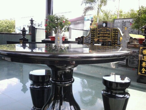 Ngôi mộ đặc biệt của 'bà bán bún nghìn tỷ'