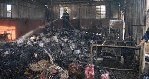 Quảng Trị: Cháy lớn tại xưởng sản xuất giấy