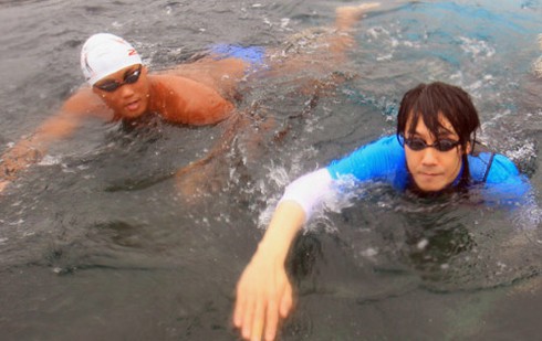 Ca sĩ Hàn Quốc bơi ra đảo tranh chấp với Nhật Bản