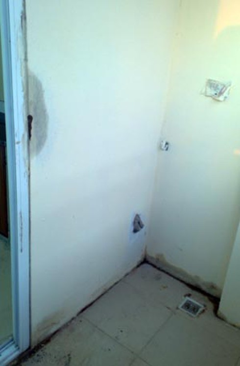 Nhà thu nhập thấp Đặng Xá vừa bàn giao đã ngấm dột, hôi mốc