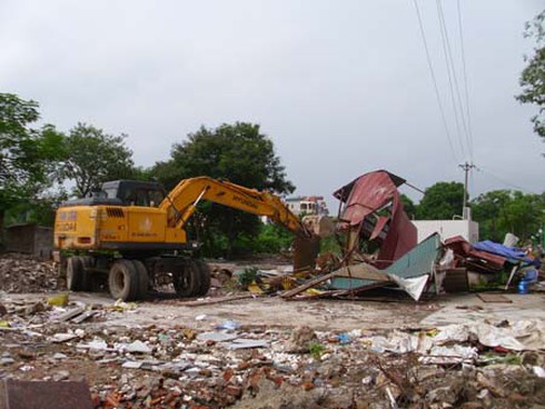 Hà Nội: Cưỡng chế giải tỏa nhà xưởng “mọc” trên bãi trông xe