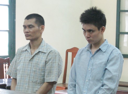 Anh em họ rủ nhau đi mua tiền giả về tiêu