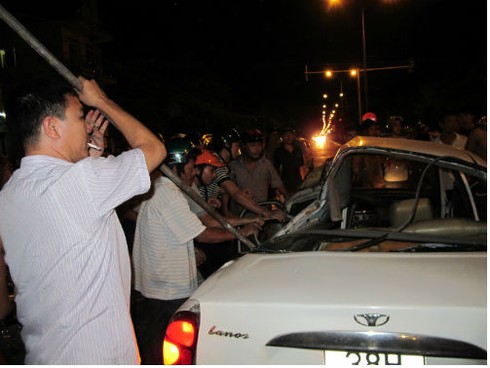 Xe khách đấu đầu ô tô con, 3 người bị thương nặng