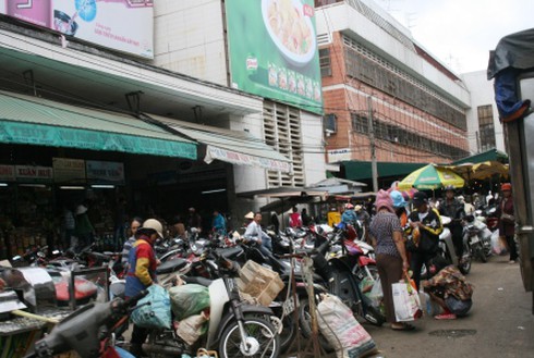 Xử phạt điểm trông xe tại chợ, bệnh viện thu phí cao