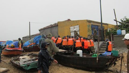 Bão số 5 mạnh hơn dự báo, gây đổ cây ở Hà Nội