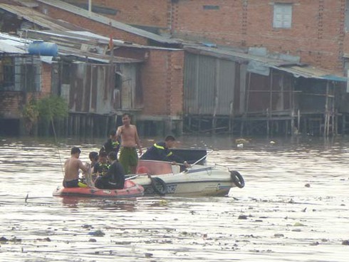Hàng chục người nhái tìm kiếm thanh niên nhảy cầu chữ Y