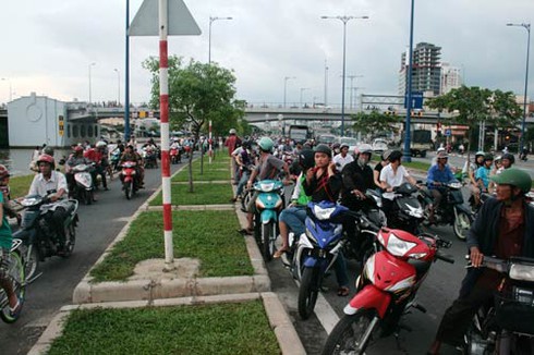 Hàng chục người nhái tìm kiếm thanh niên nhảy cầu chữ Y