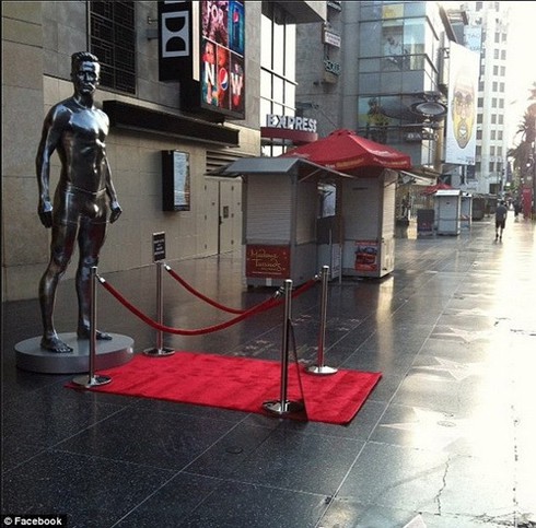 Tượng David Beckham mặc đồ lót ngập tràn ở Mỹ