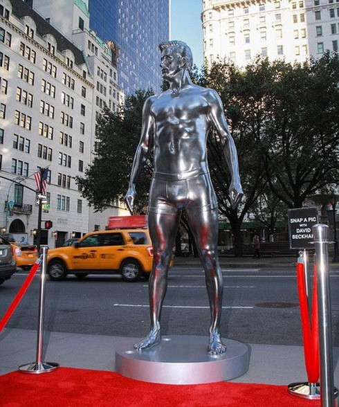 Tượng David Beckham mặc đồ lót ngập tràn ở Mỹ