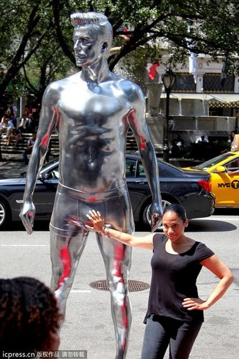 Tượng David Beckham mặc đồ lót ngập tràn ở Mỹ