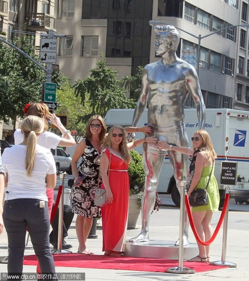 Tượng David Beckham mặc đồ lót ngập tràn ở Mỹ