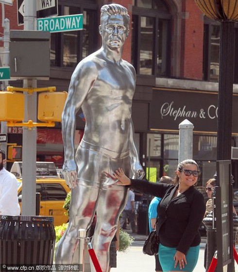 Tượng David Beckham mặc đồ lót ngập tràn ở Mỹ