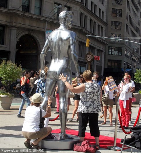 Tượng David Beckham mặc đồ lót ngập tràn ở Mỹ