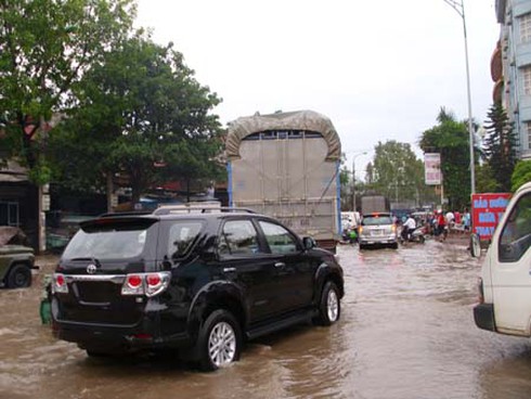 Đường ngập sâu, dịch vụ `xe bò cứu xe máy` hốt bạc