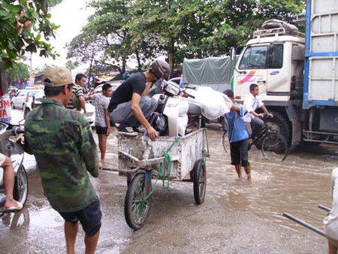 Đường ngập sâu, dịch vụ `xe bò cứu xe máy` hốt bạc