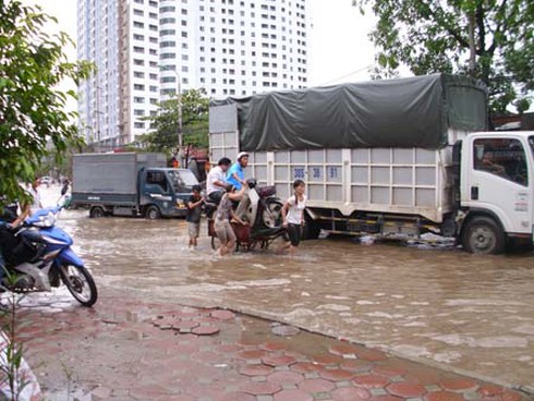 Đường ngập sâu, dịch vụ `xe bò cứu xe máy` hốt bạc